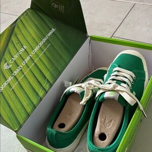 Cariuma Women’s Green Canvas Sneakers with White Laces Size 8